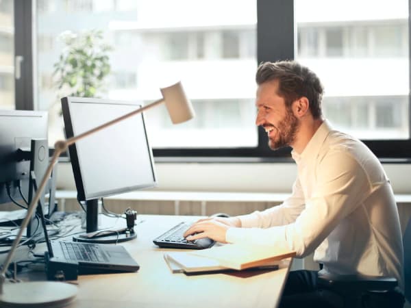 lachende medewerker