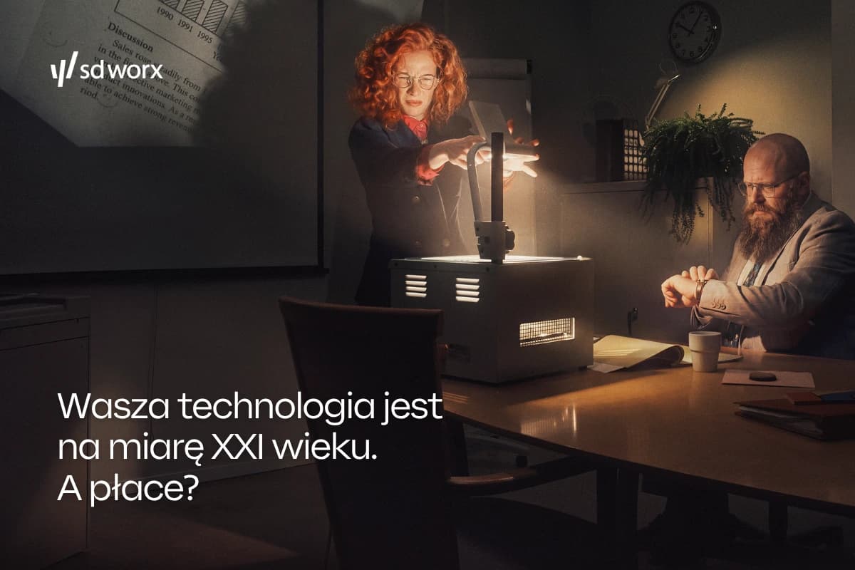 Kobieta i mężczyzna mający problemy z działaniem starego rzutnika